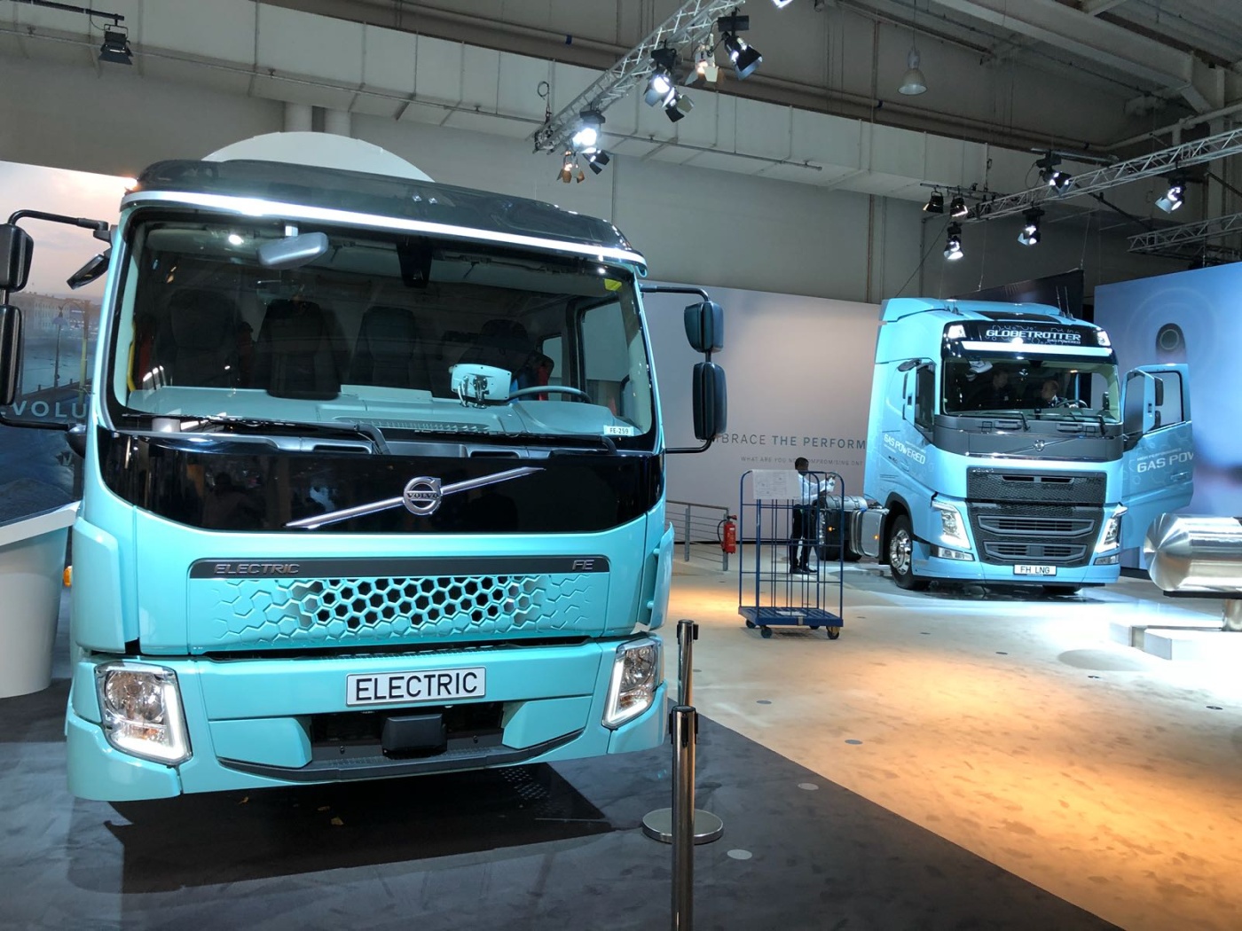 Slideshow Bild - Volvo Trucks stellt unter anderem den neuen FE electric und den neuen FH LNG aus.